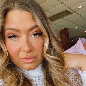 Meet your Posher, Ava